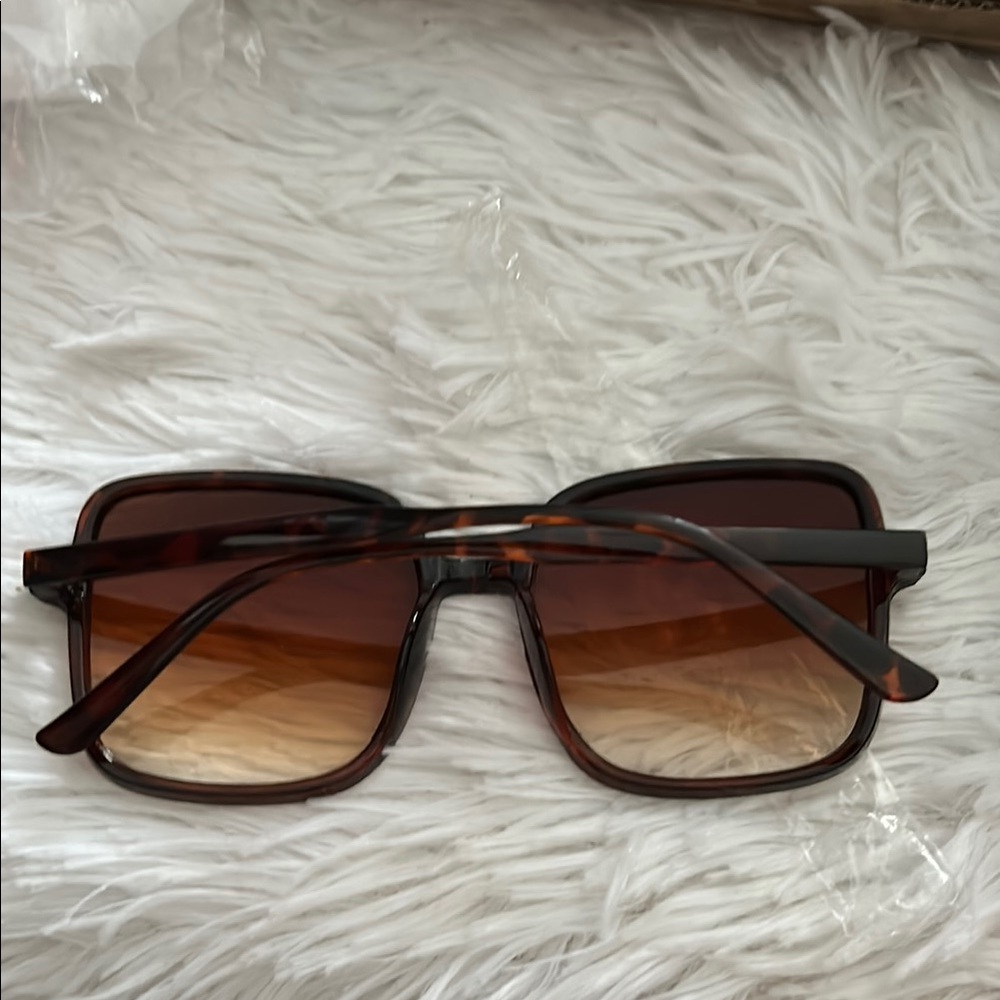 Tortoise Shell Sunglasses - Picture 4 of 4